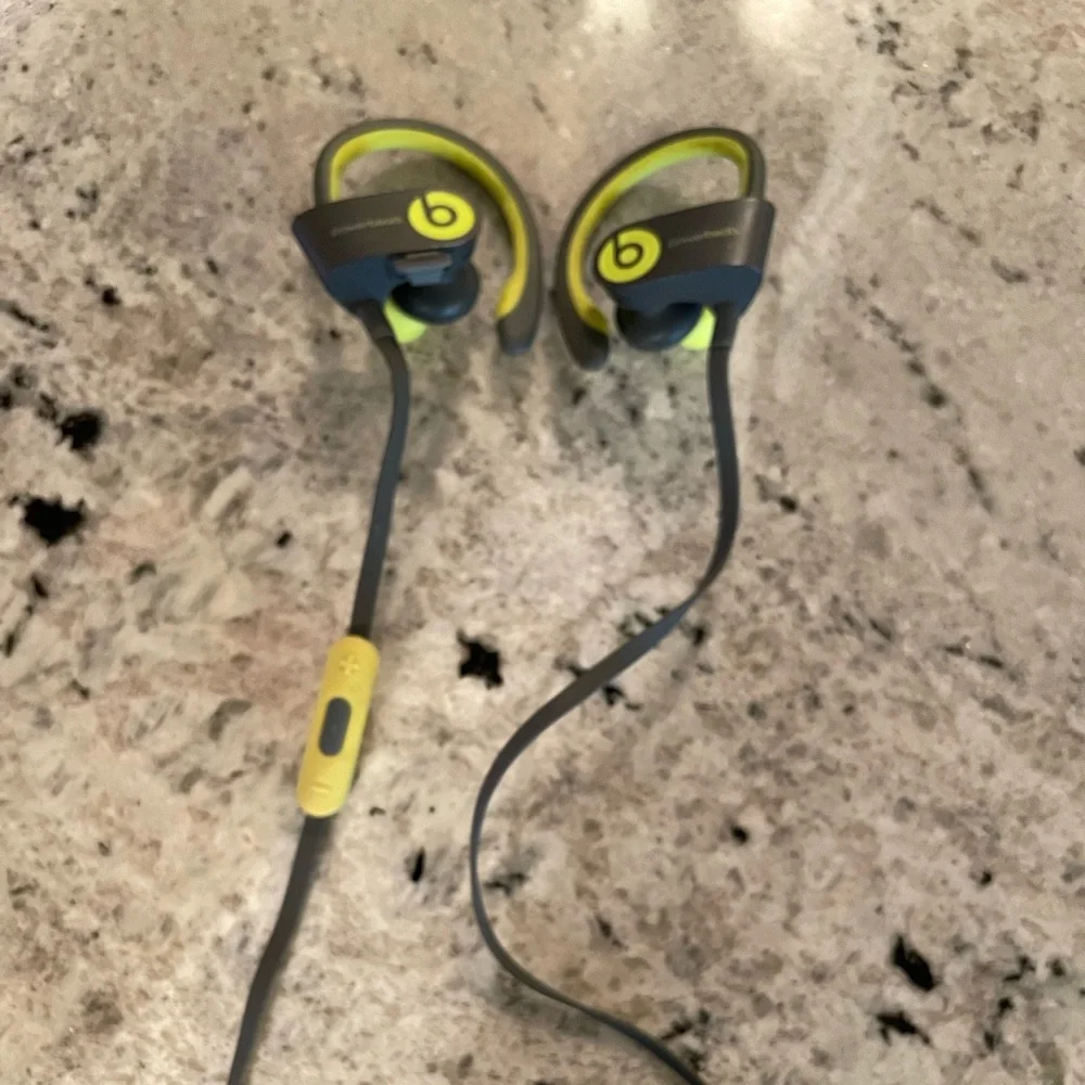 Beats by Dre wireless ear hook headphone w/case and charging cable neon green - Picture 3 of 6